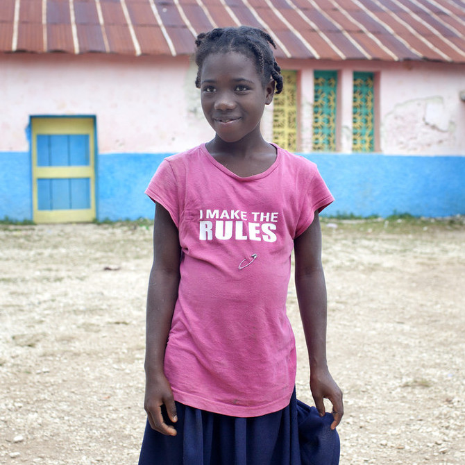 Foto do livro Pèpè, do fotógrafo Paolo Woods, que mostra a realidade das roupas de segunda mão no Haiti e o fato de ser cada vez mais difícil ver um haitiano usando algo que não foi usado anteriormente por um americano