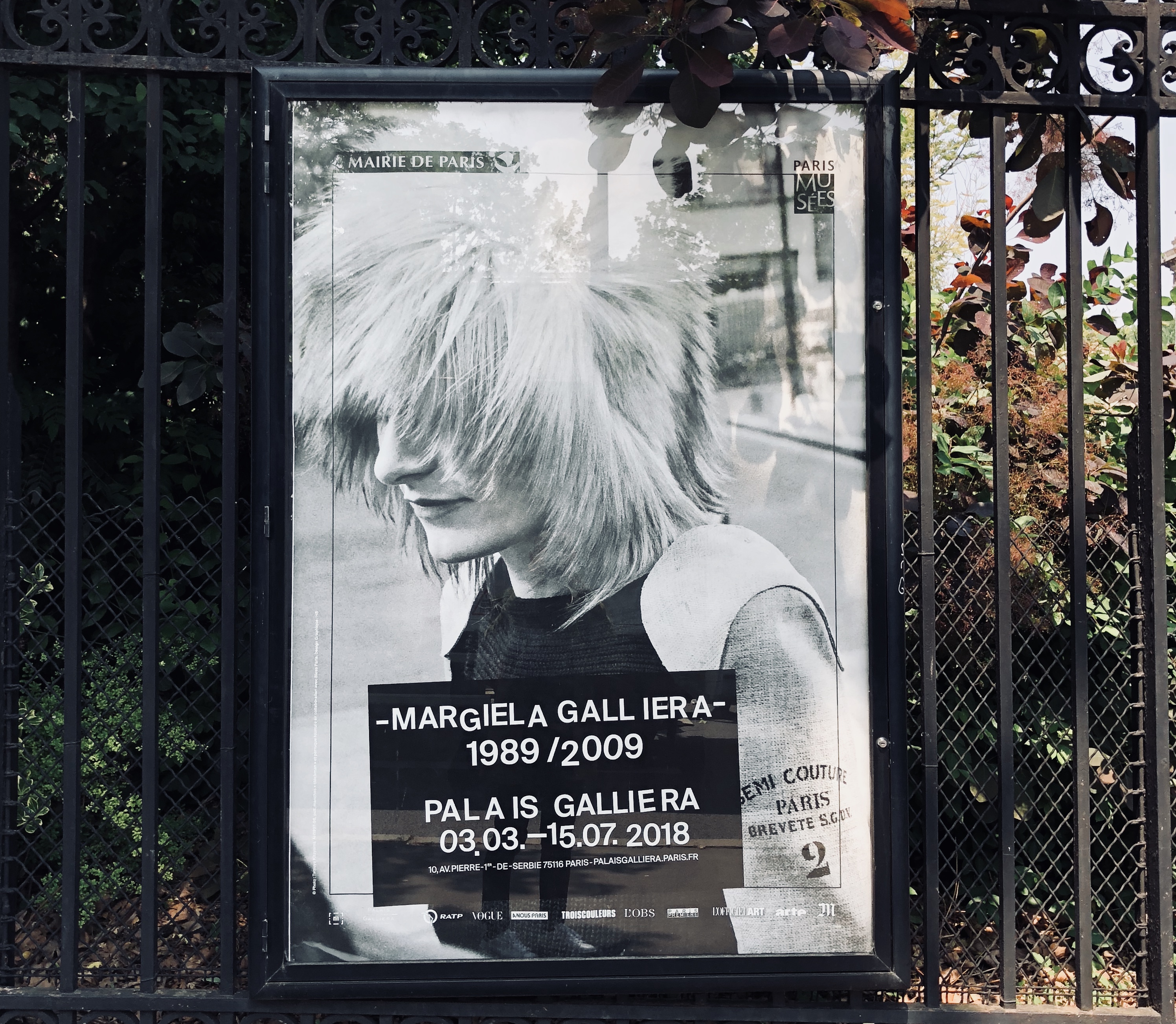 o poster da exposição na frente do Museu Galliera