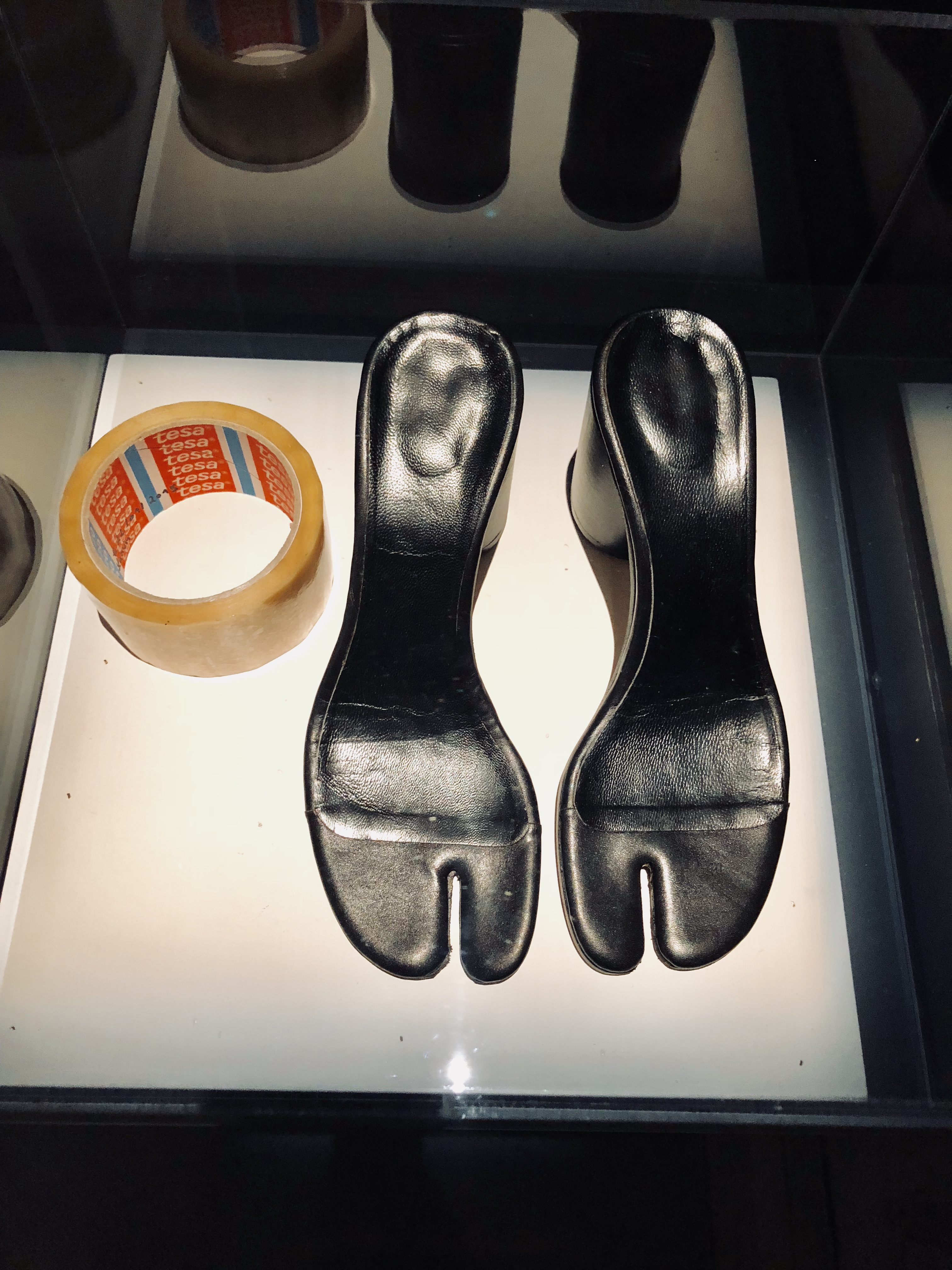 o sapato "tabi" com os dedos divididos, marca registrada da Margiela