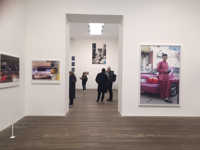 Vista de algumas das salas da mostra de Wolfgang Tillmans na Tate Modern ©FFW