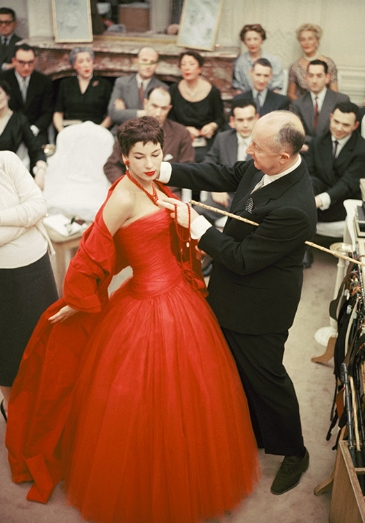 Christian Dior fazendo uma prova, 1954