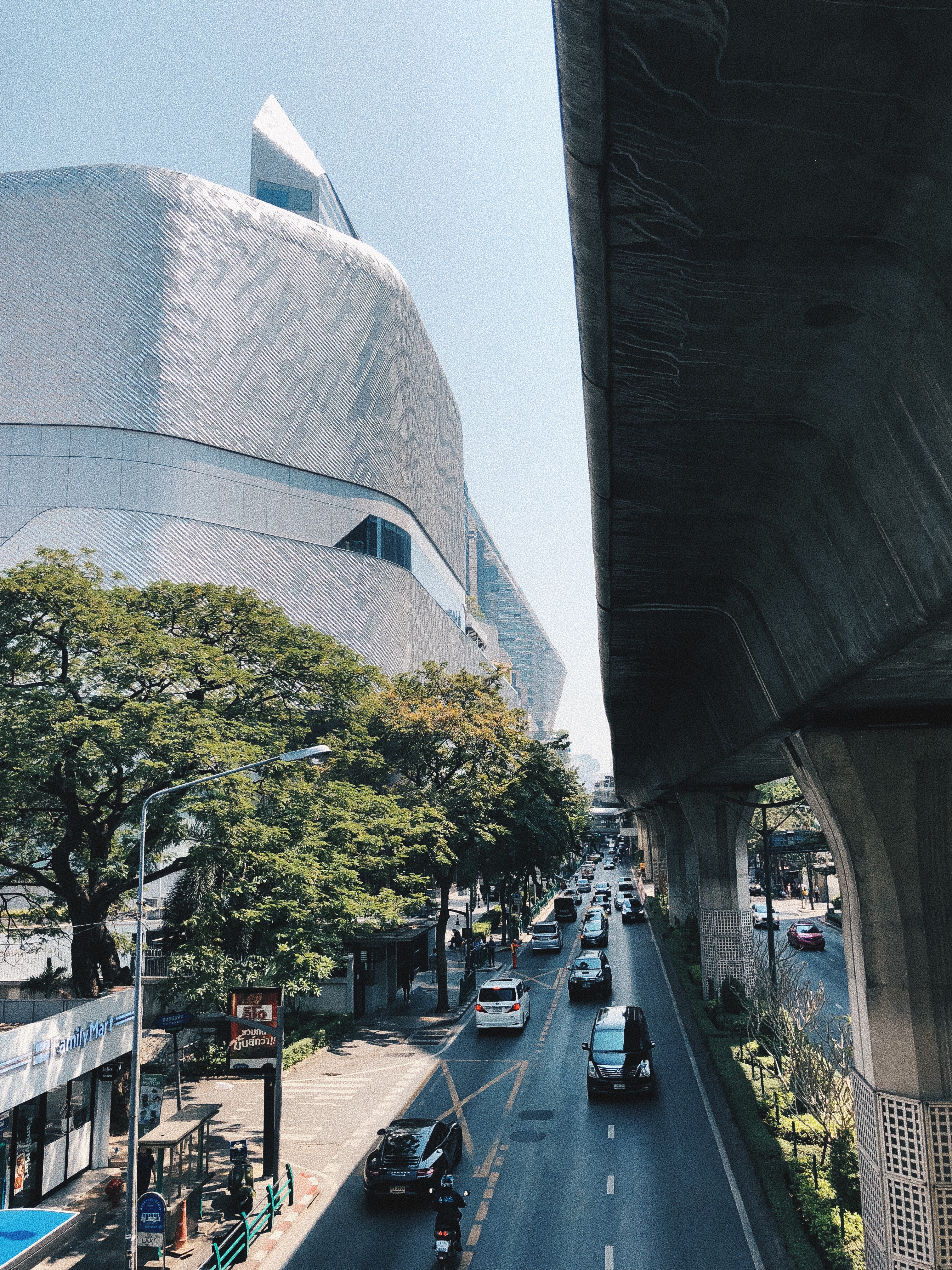 O Central Embassy e suas curvas futuristas à esquerda. Foto: Augusto Mariotti