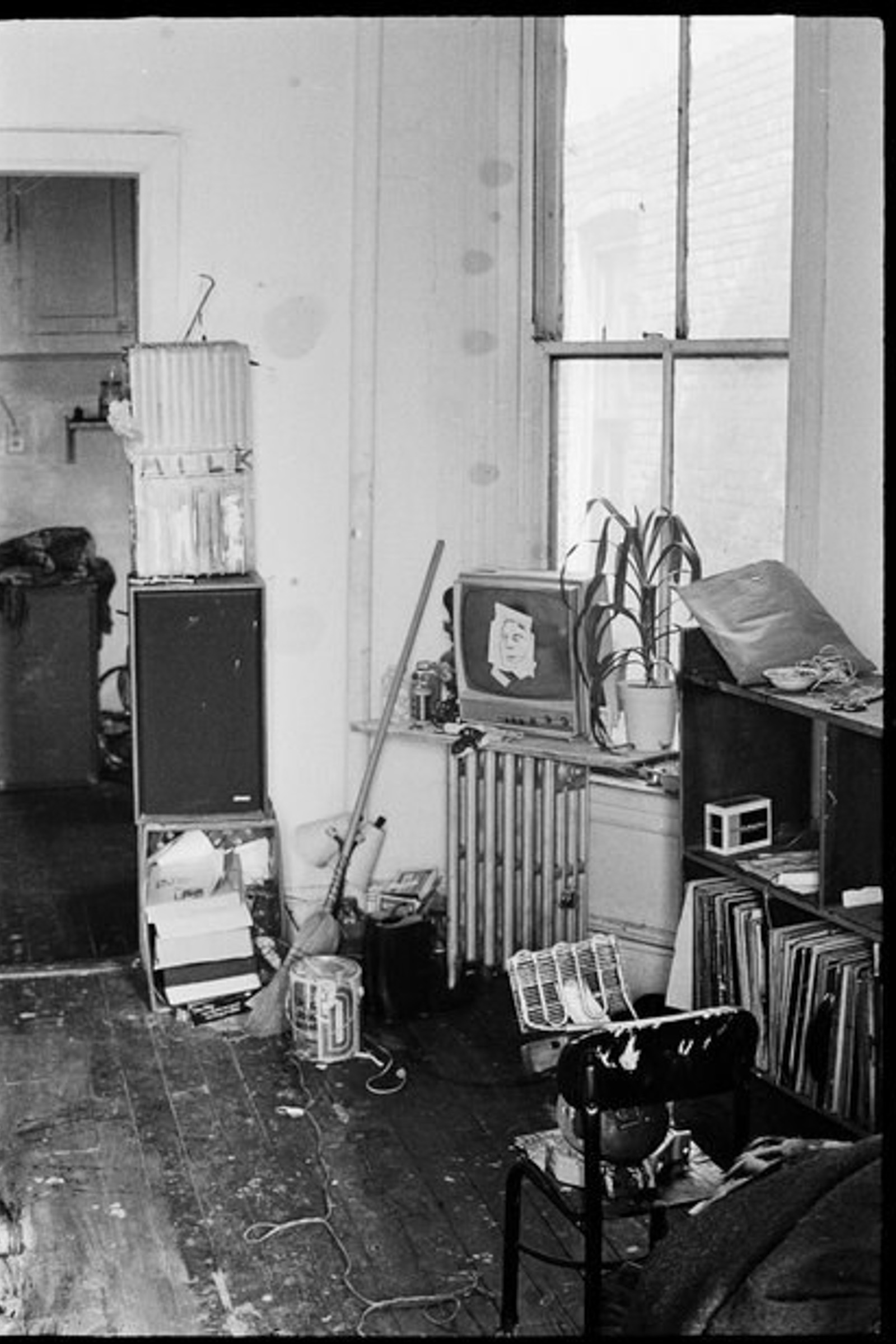 A sala do apartamento. À esquerda está a escultura feita com o radiador achado na rua ©Alexis Adler/Reprodução