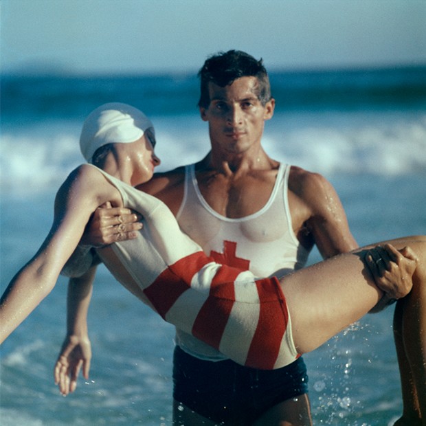 Stripes in the Swim, 1961 ©Norman Parkinson/Reprodução