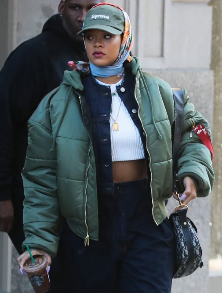 Rihanna com jaqueta da Vetements x Alpha Industries