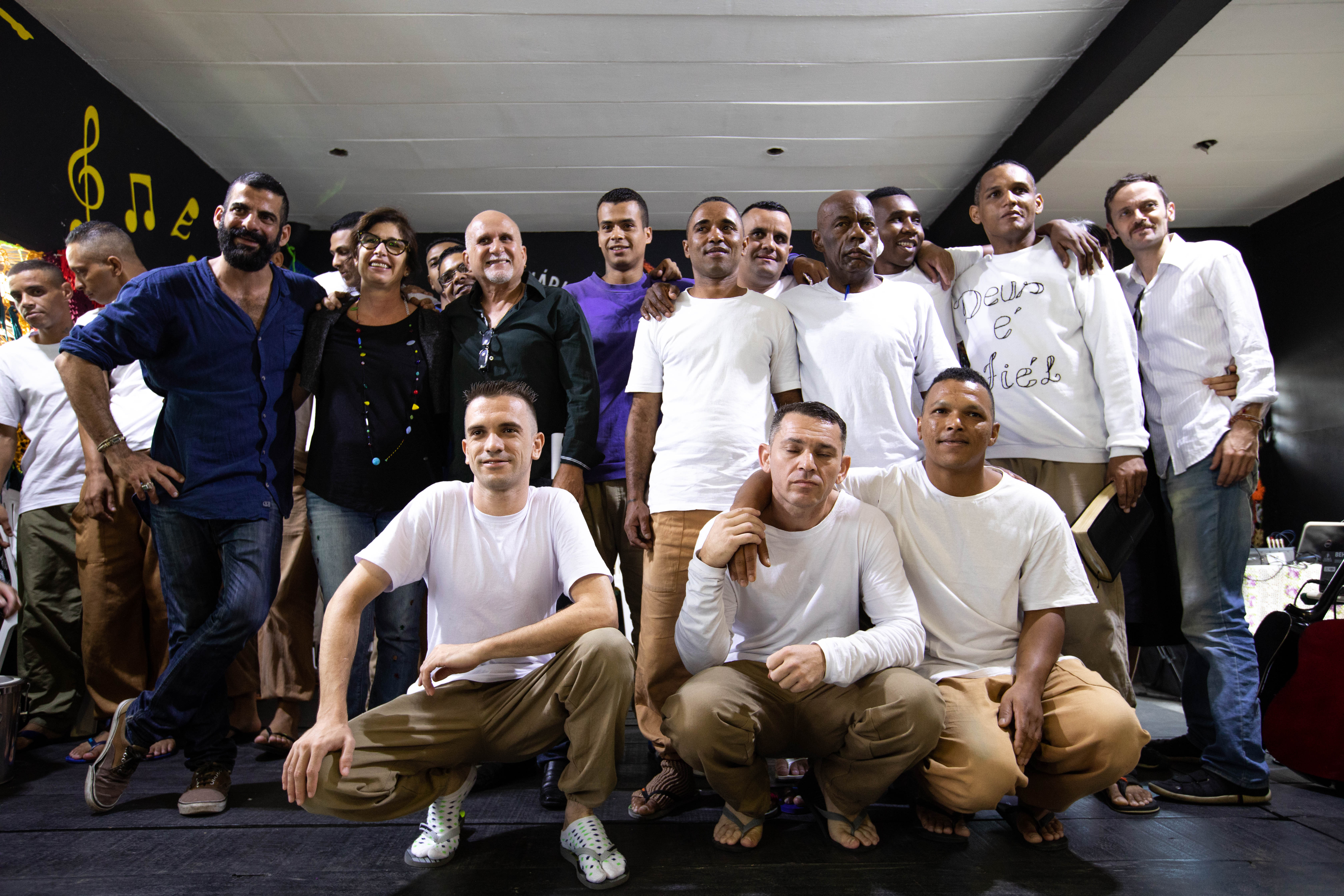 Gustavo Silvestre (de camisa azul) com os os novos artesãos / Danilo Sorrino