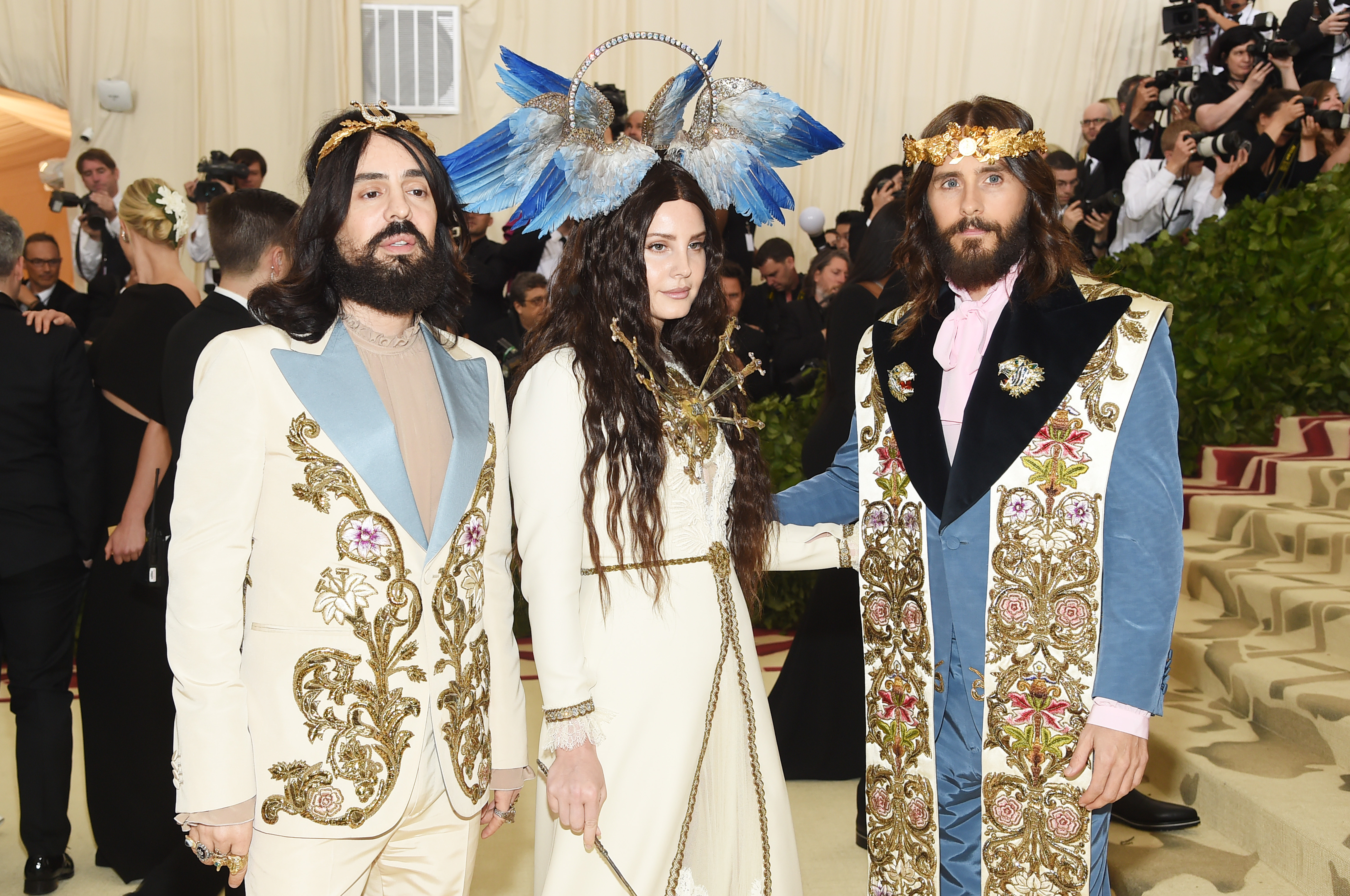 Alessandro Michele, Lana Del Rey e Jared Leto, todos de Gucci / Reprodução