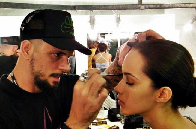 Ricardo maquiando uma modelo no backstage do @MMI