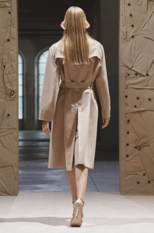 burberry-spring_summer-2022-womenswear-presentation-collection-look-1-paula_002