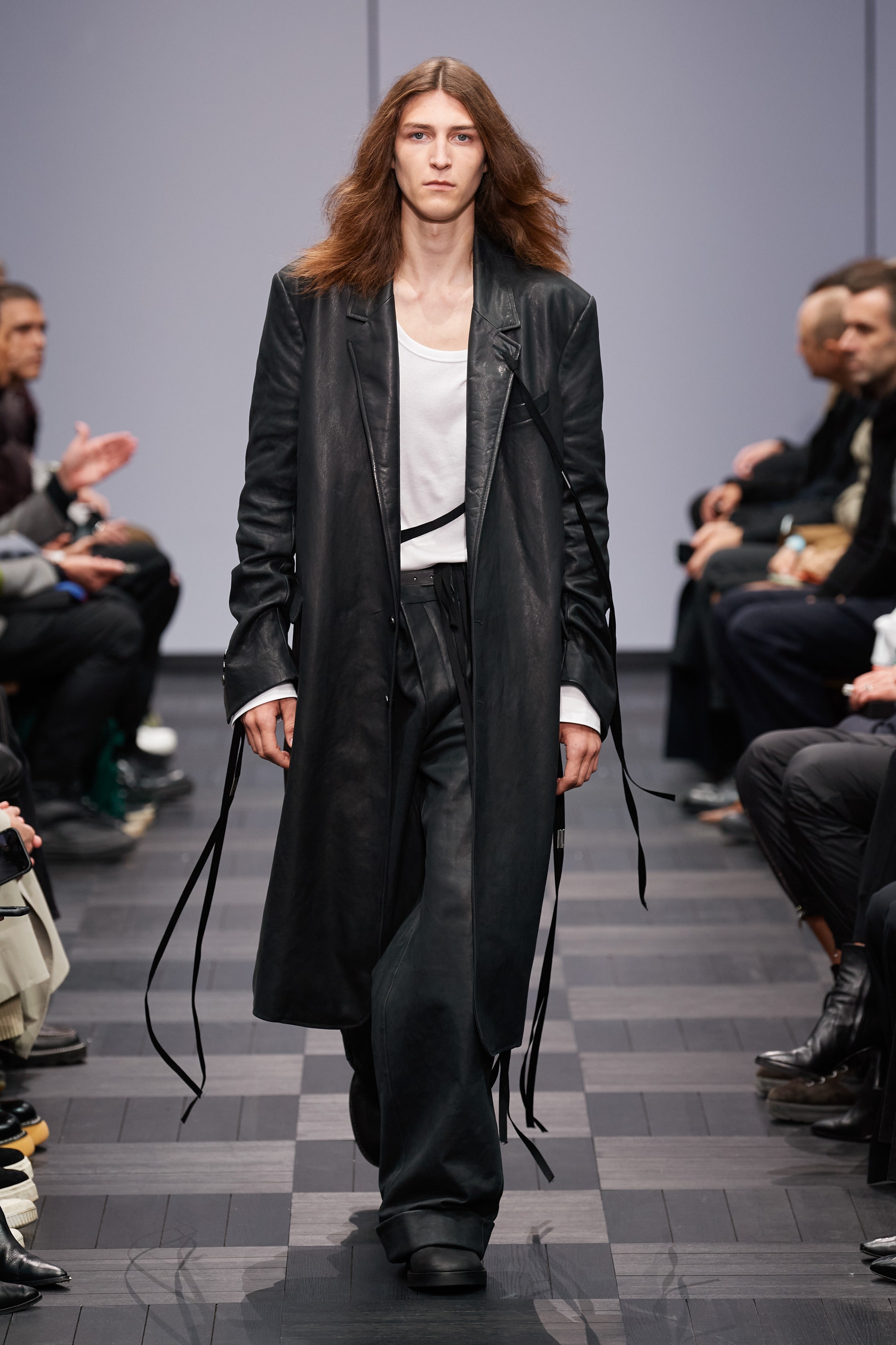 Ann demeulemeester. Анн Демельмейстер дизайнер. Ann Demeulemeester Runway 2022. Ann Demeulemeester дизайнер. Анн Демельмейстер одежда.