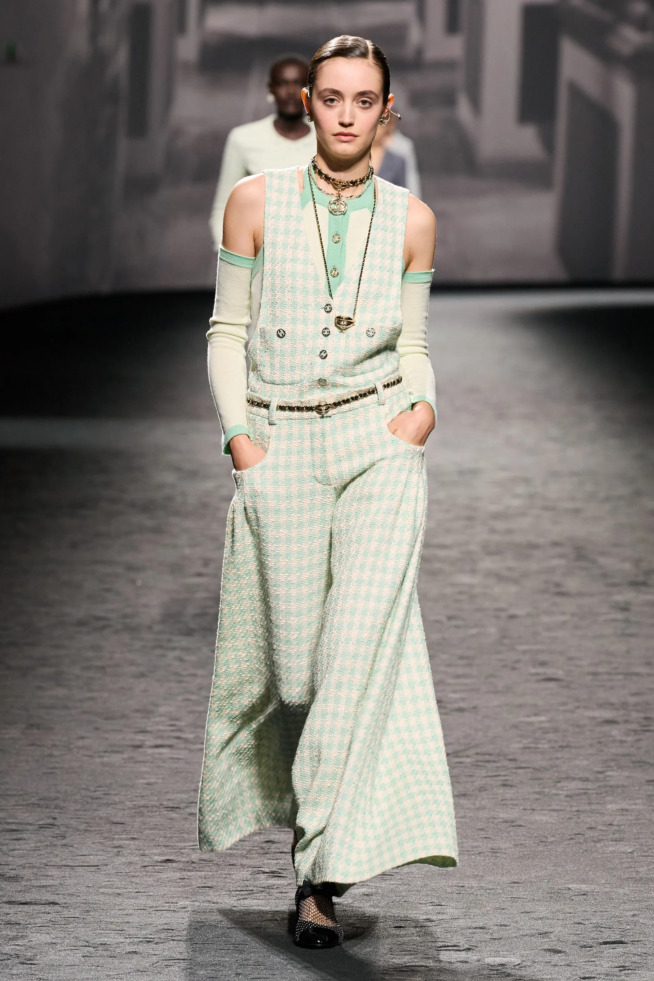 00034-chanel-spring-2023-ready-to-wear-credit-gorunway