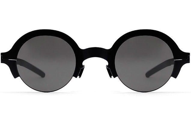 Óculos de sol da alemã Mykita, assinados pelo brasileiro Alexandre Herchcovitch. Por R$ 1.699 no site garimpochic.com
