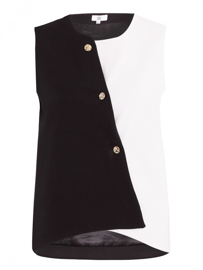 Blusa assimétrica sem mangas, em algodão com elastano, da Têca por Helô Rocha. Disponível no e-commerce da marca por R$ 317,80 (preço promocional).