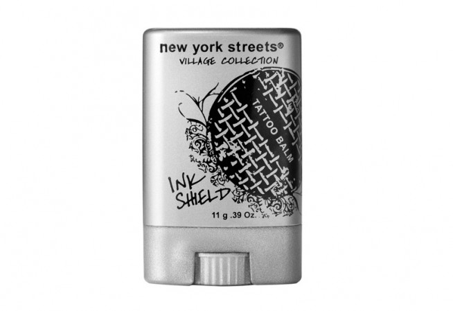 O Ink Shield, da Ecru NY Streets, é um balm em bastão indicado para aplicar nas tatuagens. É super hidratante (com óleos de jojoba e abacate), mantém o brilho das tatoos e ajuda a previnir a descoloração. Por R$ 38,90 no Men's Market.