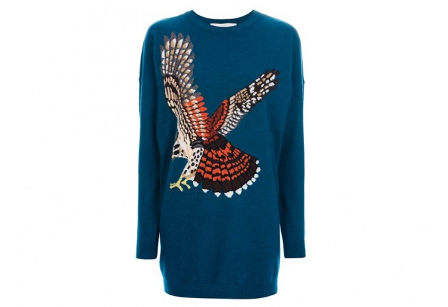 Ideal para ser usado durante o inverno, o suéter azul com estampa localizada de um falcão, da britânica Stella McCartney, é confortável e muito descolado. Fica bem com calças, saias longas ou curtas, e até shorts; é confeccionado em lã e custa R$ 3.210 no Farfetch.
