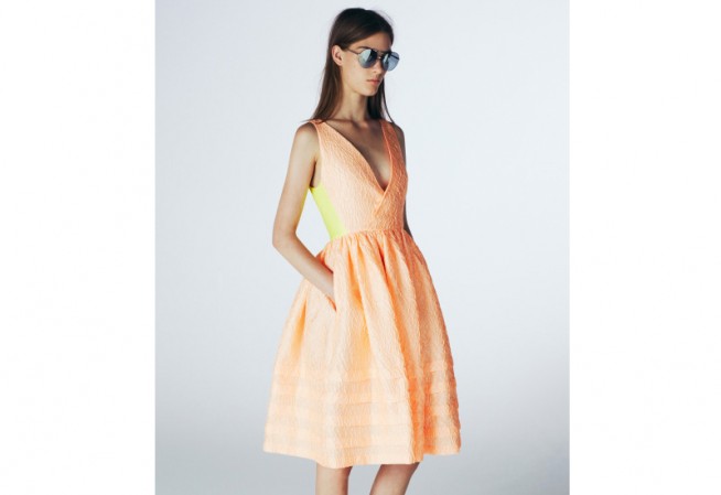 Lindo, leve e fresco, o vestido de jacquard do estilista britânico Jonathan Saunders está à venda no Trunk Show do e-commerce Moda Operandi, que entrega no Brasil (US$ 1.495).