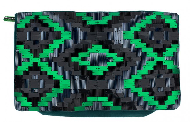 Cluch de camurça verde da Isla com bordados gráficos em canutilhos e placas em verde elétrico, preto e cinza/prata. Por R$ 1.078 no Coollect.