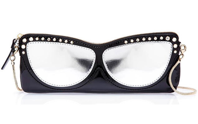 Bolsa Kate Spade de couro no formato de óculos escuros; a peça tem alça removível e pode ser levada a tiracolo ou na mão. Por R$ 1.048 na loja virtual brasileira da marca.