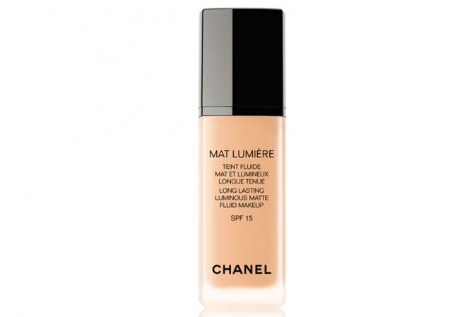 A base líquida de efeito seco Mat Lumière, da Chanel, deixa a pele com toque de seda e ainda possui FPS 15. Custa R$ 216 e pode ser encontrada nas lojas de beleza da marca e em seu e-commerce.