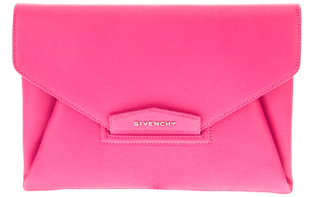 Desejo total essa clutch pink de couro da Givenchy, à venda pela Farfetch, com entrega no Brasil em sete dias úteis. Por R$ 4.900 (ou 12 de R$ 408,33)