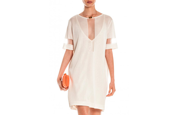 Vestido branco de tricô com detalhes transparentes da Osklen. É ou não é perfeito para arrasar numa noite quente de verão? Por R$ 1.197 no site da marca.