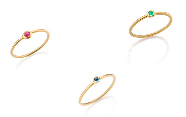 Lindos e super delicados, esses anéis/alianças estão entre os mais graciosos da nova coleção do designer brasileiro. Cada um sai por R$ 950 na loja online da marca. Elas são feitas de ouro amarelo 18 K com pequenas pedras de rubi, esmeralda ou safira