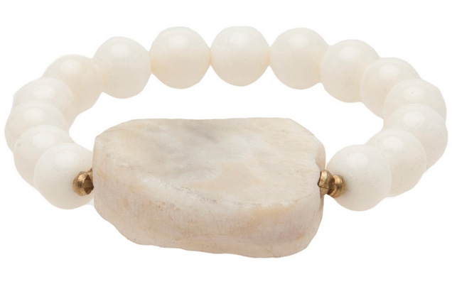 Para começar bem o ano com esse bracelete / amuleto da designer californiana Ali Grace. Feito com ossos e ágata, sai por R$ 511, com 30% de desconto na Farfetch
