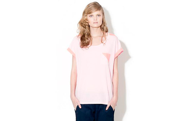 Camiseta da marca cool Dercanvas feita em uma malha ultrafina e macia. Há o modelo em dois tons de rosa e a versão com amarelo e laranja. Sai por R$ 76,80 na loja online da marca