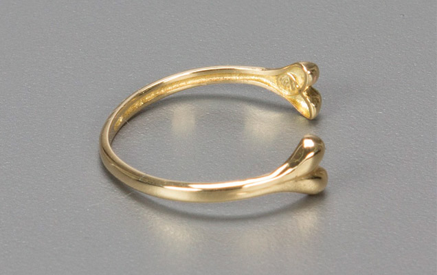 Anel da Epiphanie, marca da designer de joias Carol Keutenedjian. O modelo "Osso", em ouro 18k, pode ser comprado na Farfetch por R$ 770.