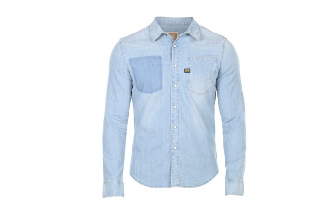 A G-Star Raw anunciou há pouco sua chegada em solo brasileiro e o FFW Shop já tem uma boa seleção dos famosos jeans da marca, como essa camisa masculina azul clara. Por R$ 367 na nossa loja online.