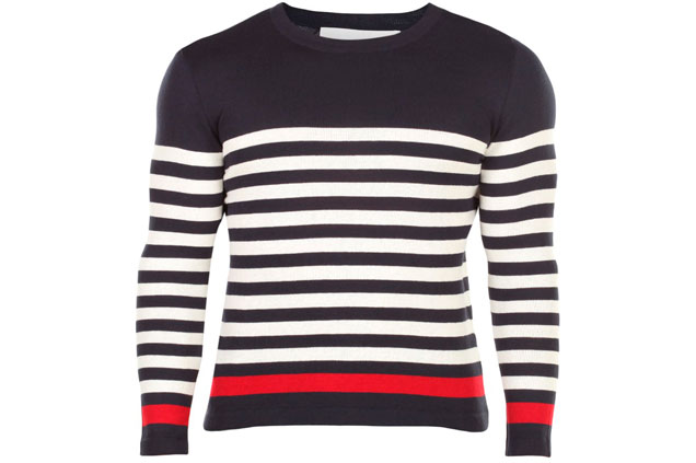O estilo navy é um daqueles clássicos que nunca saem de moda. Para quem estiver com vontade de aderir, o suéter da marca Sergio K é uma ótima pedida, já que conta com as listras horizontais e a combinação de azul-marinho, branco e vermelho características dessa tendência. À venda no site FFWSHOP por R$ 329.