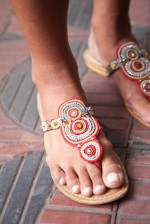 As sandálias de Brenda Queiroz, compradas em viagem à Africa