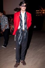 Victor Fresi usa blazer Hermès, calça Reinaldo Lourenço, camisa Prada, lenço Alexander McQueen, sapato Gucci e óculos "de marca genérica"