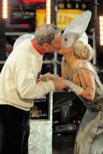 Lady Gaga beija o prefeito de NY, Michael Bloomberg, na tracional festa da virada no Times Square
