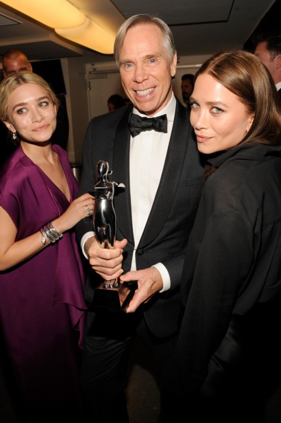 Ashley e Mary-Kate Olsen com Tommy Hilfiger, vencedor do prêmio honorário Geoffrey Beene pelo conjunto da obra