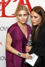Mary-Kate e Ashley Olsen, que levaram o prêmio de melhor design feminino do ano