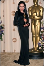Angelina com seu look "Mortícia Addams" quando ganhou o Oscar em 2000 por "Garota Interrompida"