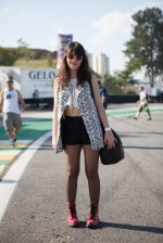 Elisa Mussumeci: colete, top e shorts Forever 21, bolsa H&M, bota Dr Martens