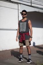 Raphael Soria: camiseta VSP, shorts Osklen, camisa H&M, tênis Adidas, meia Topman