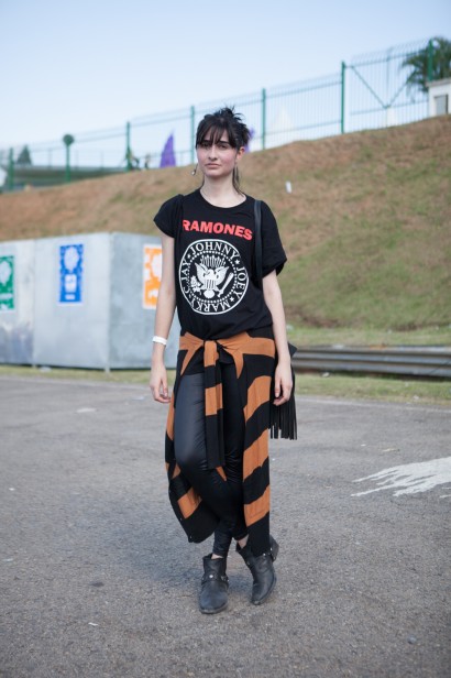 Viviane Dias: camiseta Galeria do Rock, legging Weider Silveira, bolsa brechó