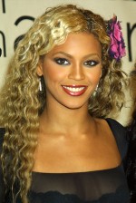 19 de outubro de 2001: Já sem as trancinhas, Beyoncé surge mais loira e com cabelo ondulado no VH1/Vogue Fashion Awards ©Getty Images