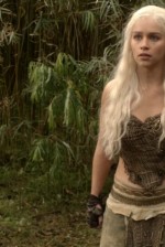 Provavelmente esta foi a mudança mais radical no figurino da personagem, quando troca os vestidos de seda por roupas tribais Dothraki