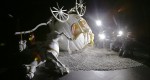 Em Dismaland, Cinderela morre em um acidente de carruagem; obra de Banksy