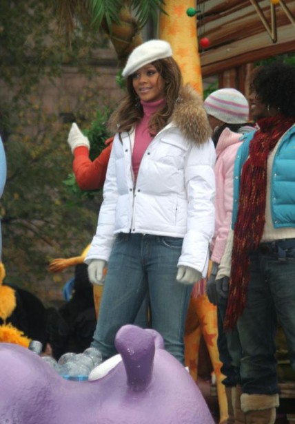 Rihanna em 2005 em uma parada de Thanksgiving em Nova York