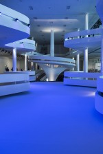 Visão geral do Pavilhão da Bienal, com destaque para as colunas desenhadas por Oscar Niemeyer