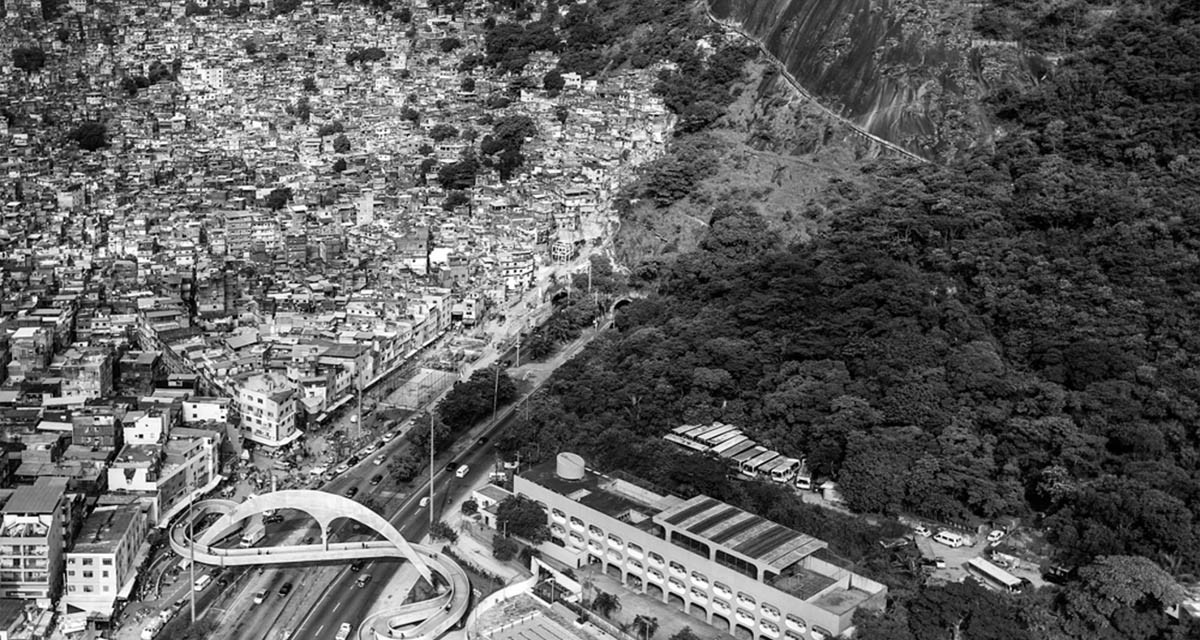 Passarela da Rocinha desenhada por Oscar Niemeyer, no registro feito por Leonardo Finotti ©Reprodução