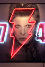 Um dos retratos de David Bowie expostos por Louis Sidoli em Londres ©Reprodução