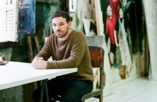 O artista Eduardo Berliner em seu ateliê no Rio Foto: Demian Jacob