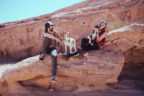 Pedro Beck, Marina Abadjieff e os cães Sofia e Anthony, na Califórnia ©Cortesia We Are Alive Agency