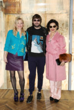 Courtney Love, Francesco Vezzoli and Bianca Jagger, todos vestindo Prada